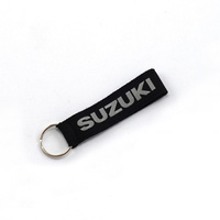 Brelok do Kluczy Suzuki – Haftowany, Czarna Taśma, Zawieszka Motocyklowa