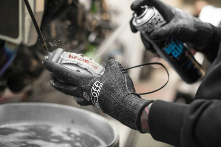 Preparat do czyszczenia tarcz i zacisków hamulcowych, zapobiega piszczeniu