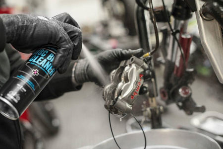 Preparat do czyszczenia tarcz i zacisków hamulcowych, zapobiega piszczeniu