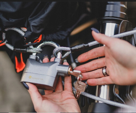 Antykradzieżowa torba na kask kłódka z alarmem