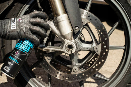 Preparat do czyszczenia tarcz i zacisków hamulcowych, zapobiega piszczeniu