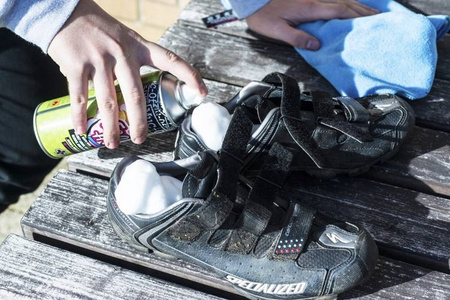 Pianka odświeżająca do kasku, butów i rękawic motocyklowych Muc Off - 400ml